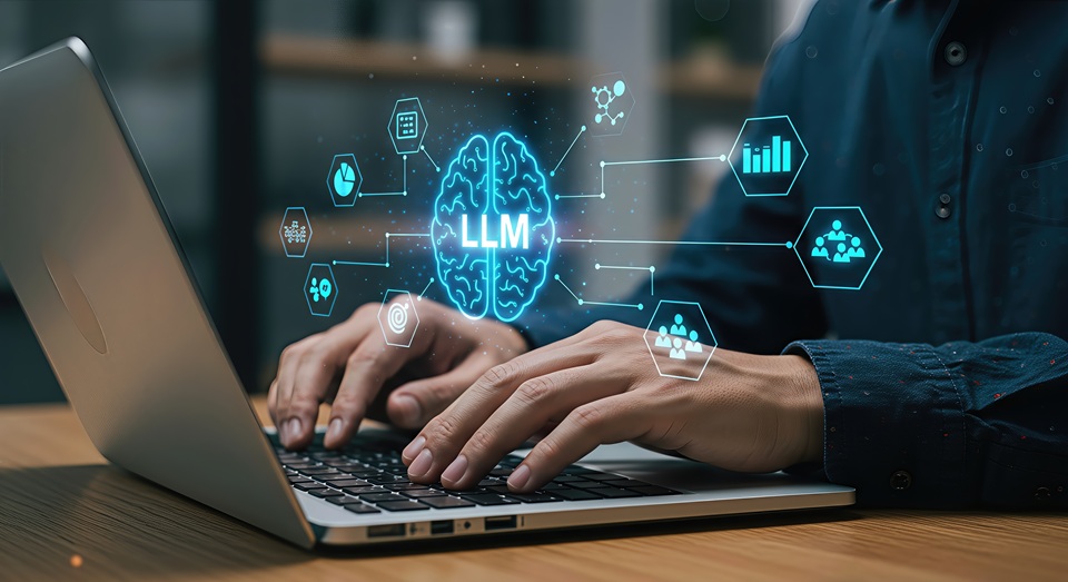 LLMにおけるファインチューニングとは？RAGとの違いと活用シーンをわかりやすく解説